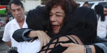 Familiares de reos esperan en las afueras de la cárcel.EFE