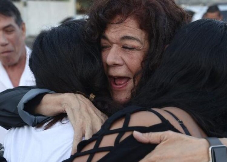 Familiares de reos esperan en las afueras de la cárcel.EFE