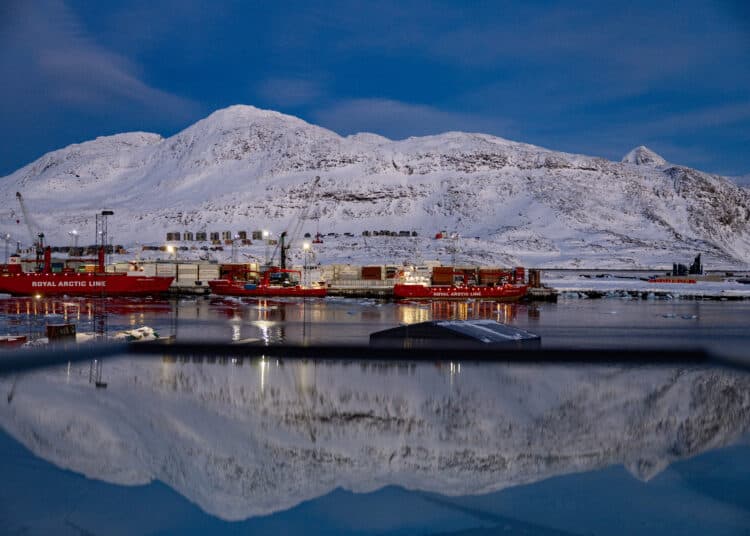 (ARCHIVOS) El puerto y la montaña detrás se reflejan en una ventana en Nuuk, Groenlandia, el 7 de marzo de 2025. El presidente de los Estados Unidos, Donald Trump, está discutiendo opciones que incluyen acciones militares para tomar el control de Groenlandia, dijo la Casa Blanca el 6 de enero de 2025, aumentando las tensiones que Dinamarca advierte que podrían destruir la alianza de la OTAN. Trump ha intensificado sus planes en el territorio danés autónomo rico en minerales en el Ártico desde que el ejército estadounidense capturó al líder venezolano Nicolás Maduro el 3 de enero de 2026. (Foto de Odd ANDERSEN / AFP)