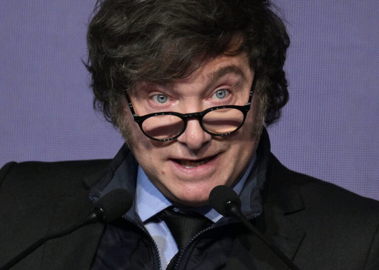 (ARCHIVOS) El presidente argentino, Javier Milei, pronuncia un discurso durante la conferencia de la Sociedad de las Américas/Consejo de las Américas en Buenos Aires el 14 de agosto de 2024. Argentina cerró el 2025 con un superávit anual en sus cuentas públicas por segundo año consecutivo, el resultado de la política de  déficit cero implementada por el presidente ultraliberal Javier Milei, anunció el gobierno el 16 de enero de 2026. (Foto de JUAN MABROMATA / AFP)