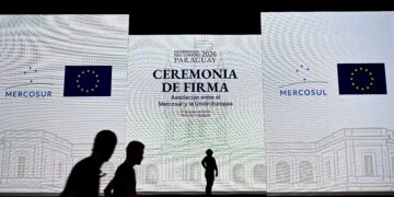 Los trabajadores prepararon el escenario para la ceremonia de firma del acuerdo entre la Unión Europea y Mercosur en el Gran Teatro José Asunción Flores del Banco Central de Paraguay en Asunción el 16 de enero de 2026. El bloque sudamericano Mercosur y la Unión Europea firmarán un acuerdo el 17 de enero de 2026, 25 años en ciernes, para crear una de las áreas de libre comercio más grandes del mundo en un momento de creciente proteccionismo y volatilidad. (Foto de Luis ROBAYO / AFP)