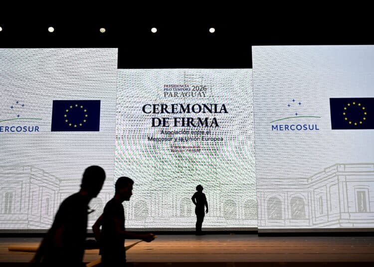 Los trabajadores prepararon el escenario para la ceremonia de firma del acuerdo entre la Unión Europea y Mercosur en el Gran Teatro José Asunción Flores del Banco Central de Paraguay en Asunción el 16 de enero de 2026. El bloque sudamericano Mercosur y la Unión Europea firmarán un acuerdo el 17 de enero de 2026, 25 años en ciernes, para crear una de las áreas de libre comercio más grandes del mundo en un momento de creciente proteccionismo y volatilidad. (Foto de Luis ROBAYO / AFP)