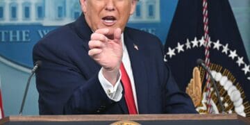 El presidente de los Estados Unidos, Donald Trump, habla durante una sesión informativa en la Sala de Conferencias Brady de la Casa Blanca en Washington, DC, el 20 de enero de 2026. El presidente de los Estados Unidos, Donald Trump, expresó el martes su frustración porque su mensaje sobre la economía "no estaba llegando", culpando a sus portavoces por el problema. (Foto de SAUL LOEB / AFP)