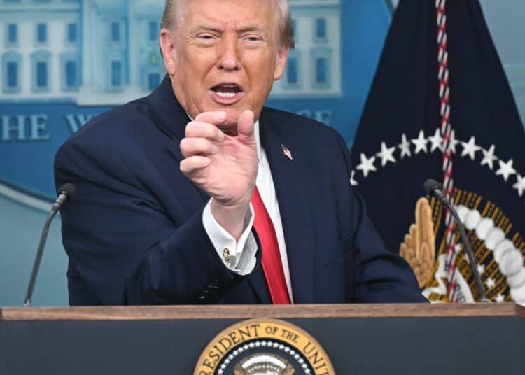 El presidente de los Estados Unidos, Donald Trump, habla durante una sesión informativa en la Sala de Conferencias Brady de la Casa Blanca en Washington, DC, el 20 de enero de 2026. El presidente de los Estados Unidos, Donald Trump, expresó el martes su frustración porque su mensaje sobre la economía "no estaba llegando", culpando a sus portavoces por el problema. (Foto de SAUL LOEB / AFP)
