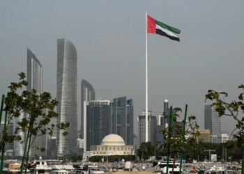 La bandera de los Emiratíes ondea en Abu Dhabi el 23 de enero de 2026. Equipos de alto nivel de Ucrania, Rusia y Estados Unidos se dirigieron a Abu Dhabi para conversaciones el 23 de enero, un día después de que el presidente de los Estados Unidos se reuniera con su homólogo ucraniano en Davos y horas después de que el enviado estadounidense mantuviera conversaciones nocturnas con el presidente ruso en el Kremlin. (Foto de Giuseppe CACACE / AFP)