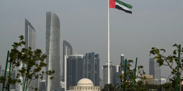 La bandera de los Emiratíes ondea en Abu Dhabi el 23 de enero de 2026. Equipos de alto nivel de Ucrania, Rusia y Estados Unidos se dirigieron a Abu Dhabi para conversaciones el 23 de enero, un día después de que el presidente de los Estados Unidos se reuniera con su homólogo ucraniano en Davos y horas después de que el enviado estadounidense mantuviera conversaciones nocturnas con el presidente ruso en el Kremlin. (Foto de Giuseppe CACACE / AFP)