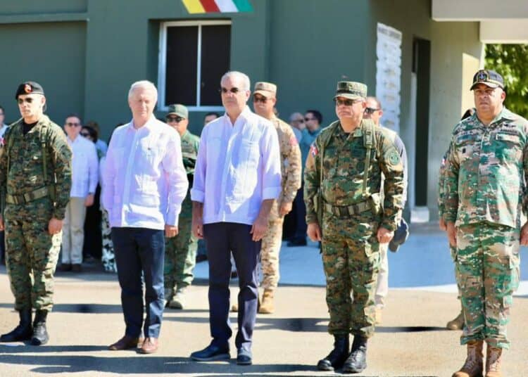 Ministro de Defensa presenta avances de la verja perimetral inteligente al presidente Abinader y al presidente electo de Chile, José Antonio Kast