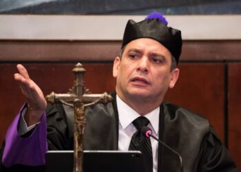 AME6768. SANTO DOMINGO (REPÚBLICA DOMINICANA), 12/09/2019.- El presidente de la Suprema Corte de Justicia (SCJ) dominicana, Luis Henry Molina, encabeza el juicio contra los implicados dominicanos en el caos de corrupción Odebrecht este jueves, en Santo Domingo (República Dominicana). Tras más de dos años de investigaciones y audiencias, la Suprema Corte de Justicia dominicana inició hoy el juicio en contra de los seis acusados de recibir sobornos por 92 millones de dólares por parte de la constructora brasileña Odebrecht. Aunque varios imputados fueron enviados a prisión, en la actualidad todos están en libertad a la espera de juicio, en el que, en caso de ser hallados culpables, podrían ser condenados a penas de entre 3 y 20 años de prisión. EFE/ Orlando Barría