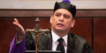 AME6768. SANTO DOMINGO (REPÚBLICA DOMINICANA), 12/09/2019.- El presidente de la Suprema Corte de Justicia (SCJ) dominicana, Luis Henry Molina, encabeza el juicio contra los implicados dominicanos en el caos de corrupción Odebrecht este jueves, en Santo Domingo (República Dominicana). Tras más de dos años de investigaciones y audiencias, la Suprema Corte de Justicia dominicana inició hoy el juicio en contra de los seis acusados de recibir sobornos por 92 millones de dólares por parte de la constructora brasileña Odebrecht. Aunque varios imputados fueron enviados a prisión, en la actualidad todos están en libertad a la espera de juicio, en el que, en caso de ser hallados culpables, podrían ser condenados a penas de entre 3 y 20 años de prisión. EFE/ Orlando Barría