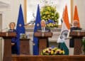 El primer ministro de la India, Narendra Modi (derecha), junto con la presidenta de la Comisión Europea, Ursula von der Leyen (ir), y el presidente del Consejo Europeo, Antonio Costa, se dirigen a las declaraciones de prensa conjuntas después de su reunión en la Casa de Hyderabad en Nueva Delhi el 27 de enero de 2026. India y la Unión Europea anunciaron el 27 de enero la "madre de todos los acuerdos", un enorme pacto comercial para crear un mercado de dos mil millones de personas, alcanzado después de dos décadas de negociaciones. (Foto de Sajjad HUSSAIN / AFP vía Getty Images)