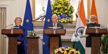 El primer ministro de la India, Narendra Modi (derecha), junto con la presidenta de la Comisión Europea, Ursula von der Leyen (ir), y el presidente del Consejo Europeo, Antonio Costa, se dirigen a las declaraciones de prensa conjuntas después de su reunión en la Casa de Hyderabad en Nueva Delhi el 27 de enero de 2026. India y la Unión Europea anunciaron el 27 de enero la "madre de todos los acuerdos", un enorme pacto comercial para crear un mercado de dos mil millones de personas, alcanzado después de dos décadas de negociaciones. (Foto de Sajjad HUSSAIN / AFP vía Getty Images)