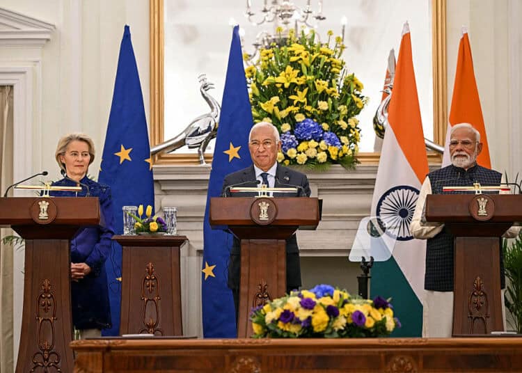 El primer ministro de la India, Narendra Modi (derecha), junto con la presidenta de la Comisión Europea, Ursula von der Leyen (ir), y el presidente del Consejo Europeo, Antonio Costa, se dirigen a las declaraciones de prensa conjuntas después de su reunión en la Casa de Hyderabad en Nueva Delhi el 27 de enero de 2026. India y la Unión Europea anunciaron el 27 de enero la "madre de todos los acuerdos", un enorme pacto comercial para crear un mercado de dos mil millones de personas, alcanzado después de dos décadas de negociaciones. (Foto de Sajjad HUSSAIN / AFP vía Getty Images)