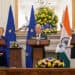 El primer ministro de la India, Narendra Modi (derecha), junto con la presidenta de la Comisión Europea, Ursula von der Leyen (ir), y el presidente del Consejo Europeo, Antonio Costa, se dirigen a las declaraciones de prensa conjuntas después de su reunión en la Casa de Hyderabad en Nueva Delhi el 27 de enero de 2026. India y la Unión Europea anunciaron el 27 de enero la "madre de todos los acuerdos", un enorme pacto comercial para crear un mercado de dos mil millones de personas, alcanzado después de dos décadas de negociaciones. (Foto de Sajjad HUSSAIN / AFP vía Getty Images)