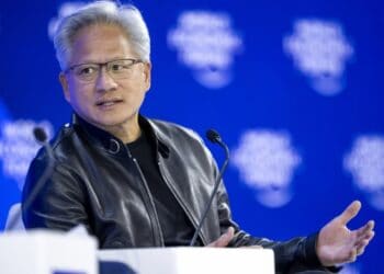 El fundador y CEO de Nvidia, Jensen Huang, habla en una mesa redonda en la 56a reunión anual del Foro Económico Mundial en Davos. (Foto de imágenes de la EPA)