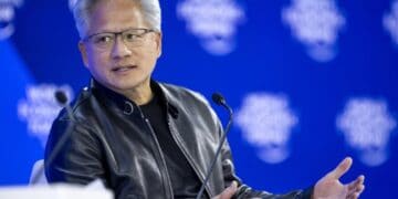 El fundador y CEO de Nvidia, Jensen Huang, habla en una mesa redonda en la 56a reunión anual del Foro Económico Mundial en Davos. (Foto de imágenes de la EPA)