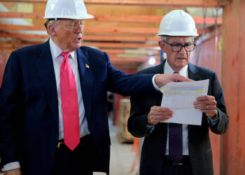 WASHINGTON, DC - 24 DE JULIO: EE. UU. El presidente Donald Trump y el presidente de la Reserva Federal, Jerome Powell, recorren el proyecto de renovación de la sede de la Reserva Federal de 2.500 millones de dólares el 24 de julio de 2025 en Washington, DC. La administración Trump ha sido crítica con el costo de la renovación y el presidente de la Reserva Federal, Jerome Powell. (Foto de Chip Somodevilla/Getty Images)