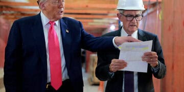 WASHINGTON, DC - 24 DE JULIO: EE. UU. El presidente Donald Trump y el presidente de la Reserva Federal, Jerome Powell, recorren el proyecto de renovación de la sede de la Reserva Federal de 2.500 millones de dólares el 24 de julio de 2025 en Washington, DC. La administración Trump ha sido crítica con el costo de la renovación y el presidente de la Reserva Federal, Jerome Powell. (Foto de Chip Somodevilla/Getty Images)