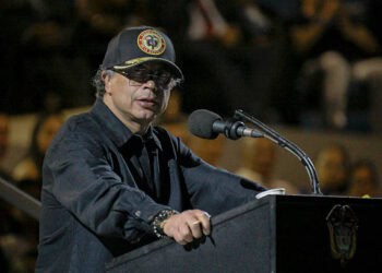 El presidente de Colombia, Gustavo Petro, habla durante una ceremonia de promoción en la base de la Fuerza Aérea Marco Fidel Suárez en Cali, Colombia, el 4 de diciembre de 2025. (Foto de JOAQUIN SARMIENTO / AFP vía Getty Images)