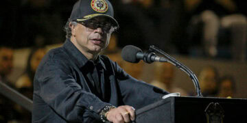 El presidente de Colombia, Gustavo Petro, habla durante una ceremonia de promoción en la base de la Fuerza Aérea Marco Fidel Suárez en Cali, Colombia, el 4 de diciembre de 2025. (Foto de JOAQUIN SARMIENTO / AFP vía Getty Images)