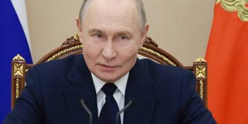 En esta fotografía de grupo distribuida por la agencia estatal rusa Sputnik, el presidente ruso Vladimir Putin preside una reunión sobre la situación en la zona de la "operación militar especial", el término del Kremlin para la ofensiva de Ucrania de casi cuatro años, en Moscú el 29 de diciembre de 2025. (Foto de Mikhail METZEL / POOL / AFP vía Getty Images)