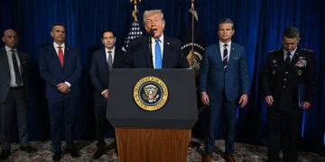 El presidente de los Estados Unidos, Donald Trump, junto con el subjefe de Estado Mayor de L/R, Stephen Miller, el director de la CIA, John Ratcliffe, el secretario de Estado Marco Rubio, el secretario de Defensa Pete Hegseth y el presidente del Estado Mayor Conjunto, el general Dan Caine, habla con la prensa después de las acciones militares estadounidenses en Venezuela, en su residencia Mar-a-Lago en Palm Beach, Florida, el 3 de enero de 2025. El presidente Trump dijo el sábado que las fuerzas estadounidenses habían capturado al líder venezolano Nicolás Maduro después de lanzar un "ataque a gran escala" contra el país sudamericano. (Foto de Jim WATSON / AFP vía Getty Images)