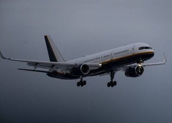 NEWBURGH, ESTADOS UNIDOS - 4 DE ENERO: un avión que transporta al presidente venezolano Nicolás Maduro, taxis en la pista después de aterrizar en la Base de la Guardia Nacional de Stewart Air en medio de mayores medidas de seguridad en Newburgh, Nueva York, en Newburgh, Estados Unidos, el 4 de enero de 2026. (Foto de Mostafa Bassim/Anadolu vía Getty Images)