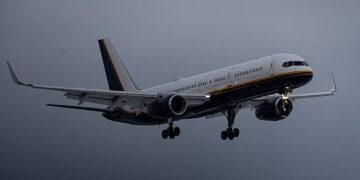 NEWBURGH, ESTADOS UNIDOS - 4 DE ENERO: un avión que transporta al presidente venezolano Nicolás Maduro, taxis en la pista después de aterrizar en la Base de la Guardia Nacional de Stewart Air en medio de mayores medidas de seguridad en Newburgh, Nueva York, en Newburgh, Estados Unidos, el 4 de enero de 2026. (Foto de Mostafa Bassim/Anadolu vía Getty Images)