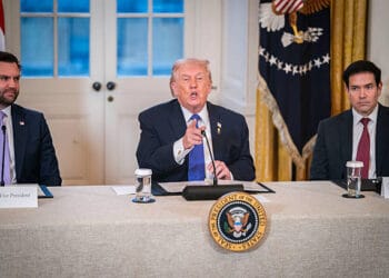 WASHINGTON, DC - 9 DE ENERO: (L-R) El vicepresidente de los Estados Unidos JD Vance, el presidente de los Estados Unidos, Donald Trump, y el Secretario de Estado de los Estados Unidos, Marco Rubio, durante una reunión con los ejecutivos de las compañías petroleras estadounidenses en la Sala Este de la Casa Blanca en Washington, DC, el 9 de enero de 2026. ( Foto de Maxine Wallace/The Washington Post vía Getty Images)