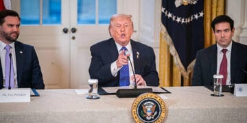 WASHINGTON, DC - 9 DE ENERO: (L-R) El vicepresidente de los Estados Unidos JD Vance, el presidente de los Estados Unidos, Donald Trump, y el Secretario de Estado de los Estados Unidos, Marco Rubio, durante una reunión con los ejecutivos de las compañías petroleras estadounidenses en la Sala Este de la Casa Blanca en Washington, DC, el 9 de enero de 2026. ( Foto de Maxine Wallace/The Washington Post vía Getty Images)
