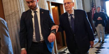 WASHINGTON, DC - 08 DE ENERO: EE. UU. Sen. Estados Unidos Sen. Mitch McConnell (R-KY) llega para una votación del Senado sobre la Resolución de Poderes de Guerra de Venezuela en los EE. UU. Capitolio el 8 de enero de 2026 en Washington, DC. El Senado aprobó la resolución bipartidista 52-47 que bloqueará el uso por parte del presidente Trump de la fuerza militar de los Estados Unidos en Venezuela sin la autorización del Congreso. (Foto de Kevin Dietsch/Getty Images)