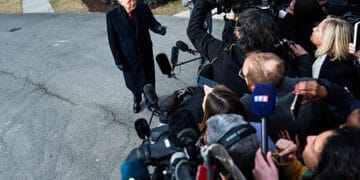 WASHINGTON, DC 16 de enero: EE. UU. El presidente Donald Trump habla a la prensa en el césped sur de la Casa Blanca el viernes 16 de enero de 2026. (Foto de Demetrius Freeman/The Washington Post a través de Getty Images)