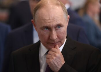 SAN PETERSBURGO, RUSIA - 27 DE JULIO: (RUSIA FUERA) El presidente ruso Vladimir Putin durante su visita a la Universidad Técnica Marina Estatal de San Petersburgo el 27 de junio de 2025 en San Petersburgo, Rusia. El presidente Vladimir Putin visitó San Petersburgo para conmemorar el Día de la Marina. (Foto de Colaborador/Getty Images)