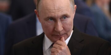 SAN PETERSBURGO, RUSIA - 27 DE JULIO: (RUSIA FUERA) El presidente ruso Vladimir Putin durante su visita a la Universidad Técnica Marina Estatal de San Petersburgo el 27 de junio de 2025 en San Petersburgo, Rusia. El presidente Vladimir Putin visitó San Petersburgo para conmemorar el Día de la Marina. (Foto de Colaborador/Getty Images)