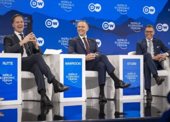 El secretario general de la OTAN, Mark Rutte (i), hoy en Davos.-EFE/EPA/Gian Ehrenzeller