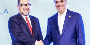 El vicepresidente de Infraestructura de Red Global de Google, Brian Quigley y el Presidente Luis Abinader