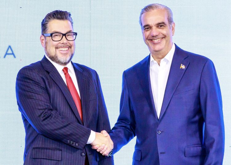 El vicepresidente de Infraestructura de Red Global de Google, Brian Quigley y el Presidente Luis Abinader