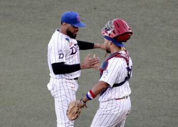 Los jugadores de Leones del Escogido celebran al final de la novena entrada del séptimo partido del torneo de béisbol de la Serie Caribe entre los Federales de Chiriqui de Panamá y los Leones del Escogido de República Dominicana en el Estadio Panamericano de Jalisco, México, el 4 de febrero de 2026. (Foto de Ulises Ruiz / AFP)