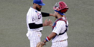 Los jugadores de Leones del Escogido celebran al final de la novena entrada del séptimo partido del torneo de béisbol de la Serie Caribe entre los Federales de Chiriqui de Panamá y los Leones del Escogido de República Dominicana en el Estadio Panamericano de Jalisco, México, el 4 de febrero de 2026. (Foto de Ulises Ruiz / AFP)