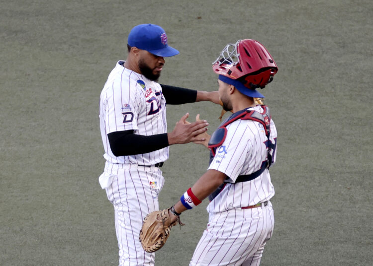 Los jugadores de Leones del Escogido celebran al final de la novena entrada del séptimo partido del torneo de béisbol de la Serie Caribe entre los Federales de Chiriqui de Panamá y los Leones del Escogido de República Dominicana en el Estadio Panamericano de Jalisco, México, el 4 de febrero de 2026. (Foto de Ulises Ruiz / AFP)