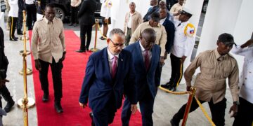 El primer ministro haitiano, Alix Didier Fils-Aime (C), llega a la ceremonia de fin de mandato del Consejo Presidencial de Transición (CPT) en Puerto Príncipe el 7 de febrero de 2026. Casi dos años después de que se creara para restaurar el orden en el Haití empobrecido y devastado por la violencia, el consejo de transición está poniendo fin a su trabajo, sin que la crisis termine a la vista. (Foto de Clarens SIFFROY / AFP)