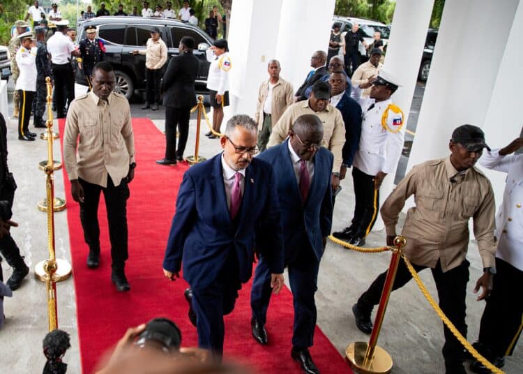 El primer ministro haitiano, Alix Didier Fils-Aime (C), llega a la ceremonia de fin de mandato del Consejo Presidencial de Transición (CPT) en Puerto Príncipe el 7 de febrero de 2026. Casi dos años después de que se creara para restaurar el orden en el Haití empobrecido y devastado por la violencia, el consejo de transición está poniendo fin a su trabajo, sin que la crisis termine a la vista. (Foto de Clarens SIFFROY / AFP)