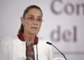 (ARCHIVOS) La presidenta de México, Claudia Sheinbaum, habla durante su conferencia de prensa diaria por la mañana después de los ataques de Estados Unidos contra Venezuela, en el Palacio Nacional de la Ciudad de México el 5 de enero de 2026. La presidenta de México, Claudia Sheinbaum, criticó el 9 de febrero las amenazas de aranceles de Estados Unidos contra los países que suministran petróleo a la Cuba afectada por la crisis, diciendo que la medida "estrangularía" al pueblo de la nación comunista. (Foto de Alfredo ESTRELLA / AFP)