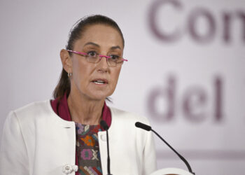 (ARCHIVOS) La presidenta de México, Claudia Sheinbaum, habla durante su conferencia de prensa diaria por la mañana después de los ataques de Estados Unidos contra Venezuela, en el Palacio Nacional de la Ciudad de México el 5 de enero de 2026. La presidenta de México, Claudia Sheinbaum, criticó el 9 de febrero las amenazas de aranceles de Estados Unidos contra los países que suministran petróleo a la Cuba afectada por la crisis, diciendo que la medida "estrangularía" al pueblo de la nación comunista. (Foto de Alfredo ESTRELLA / AFP)