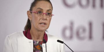 (ARCHIVOS) La presidenta de México, Claudia Sheinbaum, habla durante su conferencia de prensa diaria por la mañana después de los ataques de Estados Unidos contra Venezuela, en el Palacio Nacional de la Ciudad de México el 5 de enero de 2026. La presidenta de México, Claudia Sheinbaum, criticó el 9 de febrero las amenazas de aranceles de Estados Unidos contra los países que suministran petróleo a la Cuba afectada por la crisis, diciendo que la medida "estrangularía" al pueblo de la nación comunista. (Foto de Alfredo ESTRELLA / AFP)