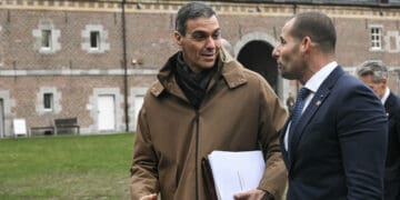 El primer ministro de España, Pedro Sánchez (ir), y el primer ministro de Malta, Robert Abela (derecha), asisten al Retiro Informal de Líderes de la UE en el Castillo de Alden Biesen, en Rijkhoven, el 12 de febrero de 2026. (Foto de NICOLAS TUCAT / AFP)