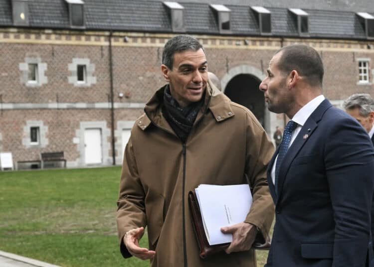 El primer ministro de España, Pedro Sánchez (ir), y el primer ministro de Malta, Robert Abela (derecha), asisten al Retiro Informal de Líderes de la UE en el Castillo de Alden Biesen, en Rijkhoven, el 12 de febrero de 2026. (Foto de NICOLAS TUCAT / AFP)