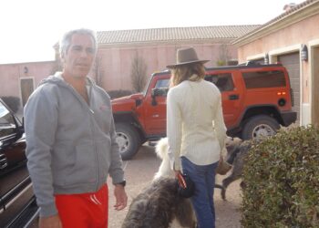 Esta foto sin fecha en un lugar no identificado proporcionada por el Departamento de Justicia de los Estados Unidos el 19 de diciembre de 2025 muestra a Jeffrey Epstein, un rico financiero estadounidense que murió en prisión en 2019 mientras esperaba un juicio por tráfico sexual de niñas menores de edad. La Ley de Transparencia de los Archivos de Epstein (AELC) aprobada por el Congreso y firmada como ley por el presidente de los Estados Unidos, Donald Trump, ordenó la publicación completa de los archivos de Epstein antes del 19 de diciembre de 2025. (Foto por folleto / Departamento de Justicia de los Estados Unidos / AFP) / RESTRINGIDO AL USO EDITORIAL - CRÉDITO OBLIGATORIO "FOTO AFP / DEPARTAMENTO DE JUSTICIA DE LOS ESTADOS UNIDOS" - FOLLETO - SIN MARKETING SIN CAMPAÑAS PUBLICITARIAS - DISTRIBUIDO COMO SERVICIO A LOS CLIENTES