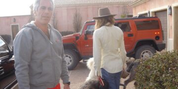 Esta foto sin fecha en un lugar no identificado proporcionada por el Departamento de Justicia de los Estados Unidos el 19 de diciembre de 2025 muestra a Jeffrey Epstein, un rico financiero estadounidense que murió en prisión en 2019 mientras esperaba un juicio por tráfico sexual de niñas menores de edad. La Ley de Transparencia de los Archivos de Epstein (AELC) aprobada por el Congreso y firmada como ley por el presidente de los Estados Unidos, Donald Trump, ordenó la publicación completa de los archivos de Epstein antes del 19 de diciembre de 2025. (Foto por folleto / Departamento de Justicia de los Estados Unidos / AFP) / RESTRINGIDO AL USO EDITORIAL - CRÉDITO OBLIGATORIO "FOTO AFP / DEPARTAMENTO DE JUSTICIA DE LOS ESTADOS UNIDOS" - FOLLETO - SIN MARKETING SIN CAMPAÑAS PUBLICITARIAS - DISTRIBUIDO COMO SERVICIO A LOS CLIENTES