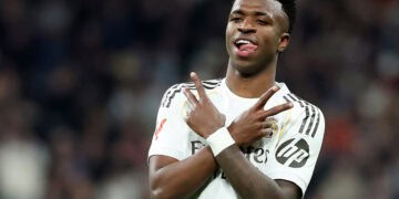 El delantero brasileño del Real Madrid #07 Vinicius Junior celebra marcar el cuarto gol de su equipo durante el partido de fútbol de la liga española entre el Real Madrid CF y la Real Sociedad en el Estadio Santiago Bernabéu de Madrid el 14 de febrero de 2026. (Foto de Pierre-Philippe MARCOU / AFP)