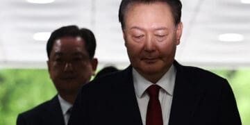 (ARCHIVOS) El expresidente de Corea del Sur, Yoon Suk Yeol (R), llega a un tribunal para asistir a una audiencia para revisar su orden de arresto solicitada por los fiscales especiales en Seúl el 9 de julio de 2025. Un tribunal surcoreano fallará el 19 de febrero de 2026 sobre los cargos de insurrección contra el expresidente Yoon Suk Yeol, sopesando si debería ser condenado a muerte por su intento fallido de imponer el gobierno militar. (Foto de KIM HONG-JI / POOL / AFP)